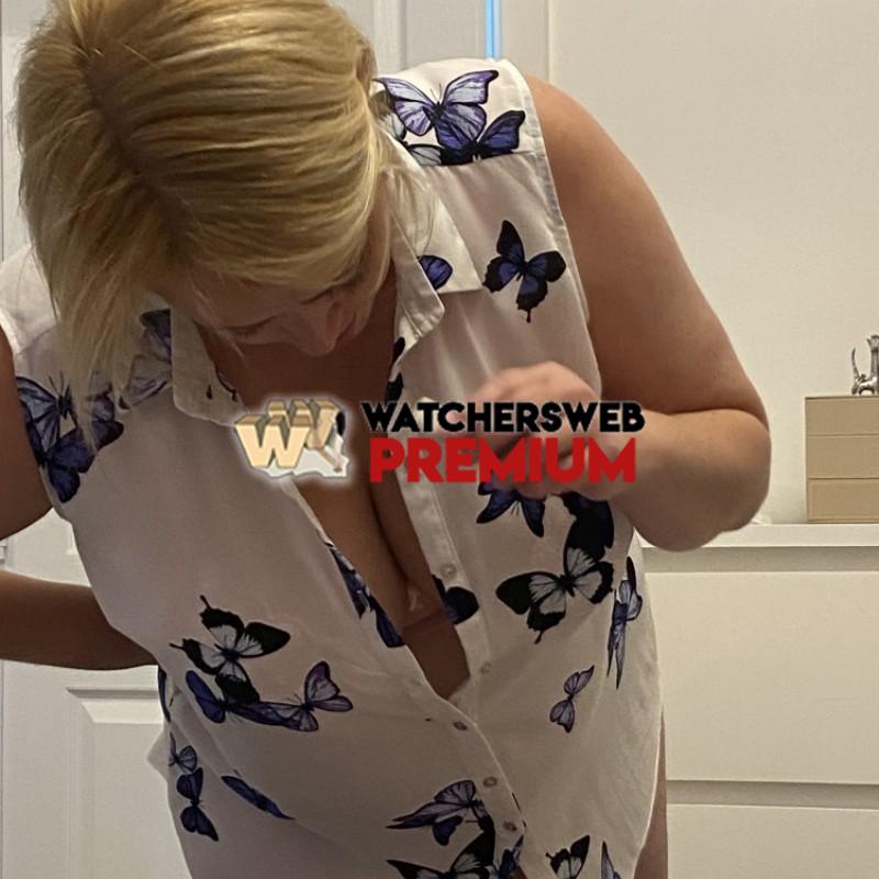 A Few Cleavage Pics - UK