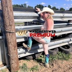 Real Milf Outside In The Arena - USA